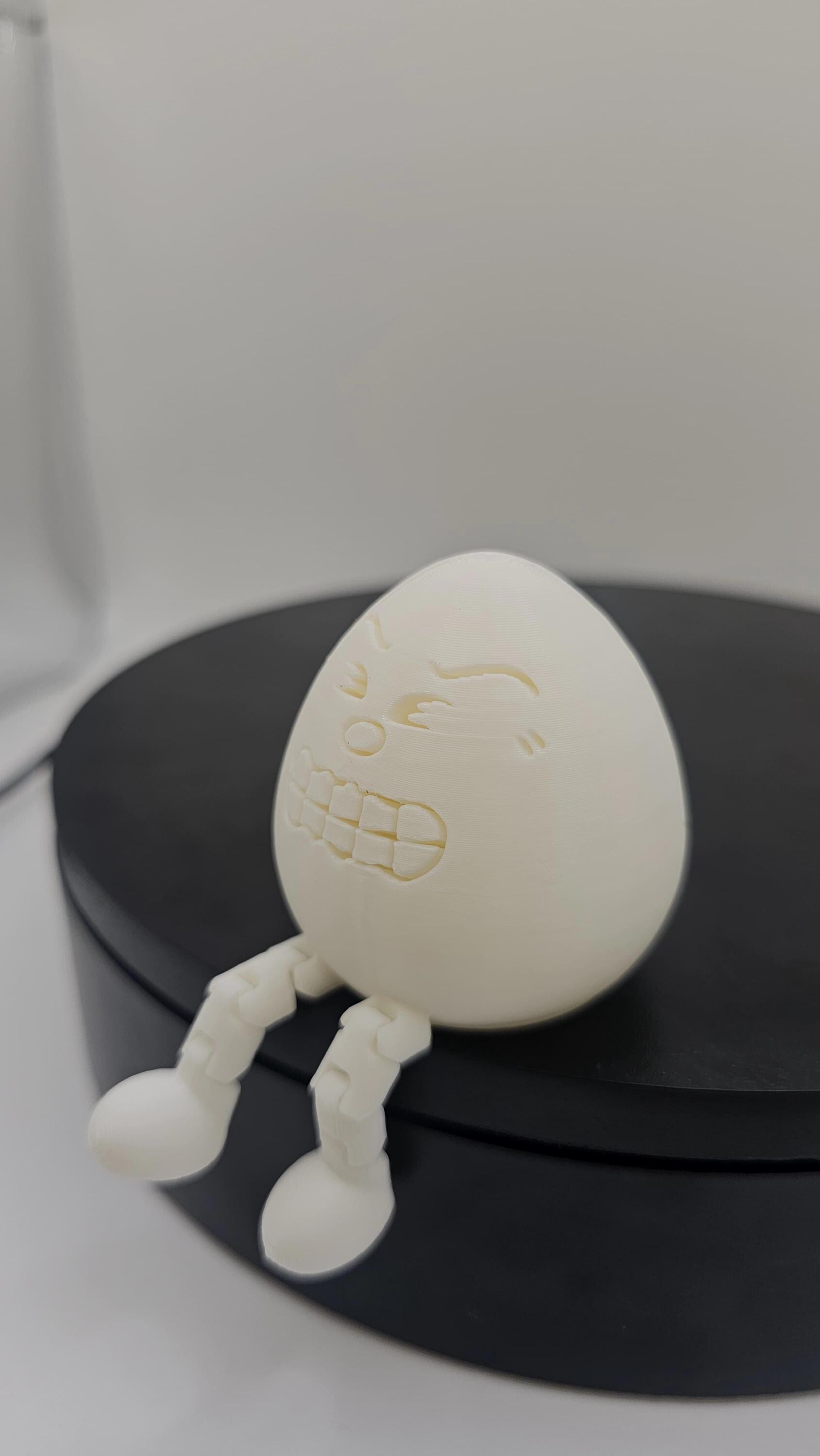 3D-Printed Angry Articulated Egg – Easter Decoration, Handcrafted PLA Figure