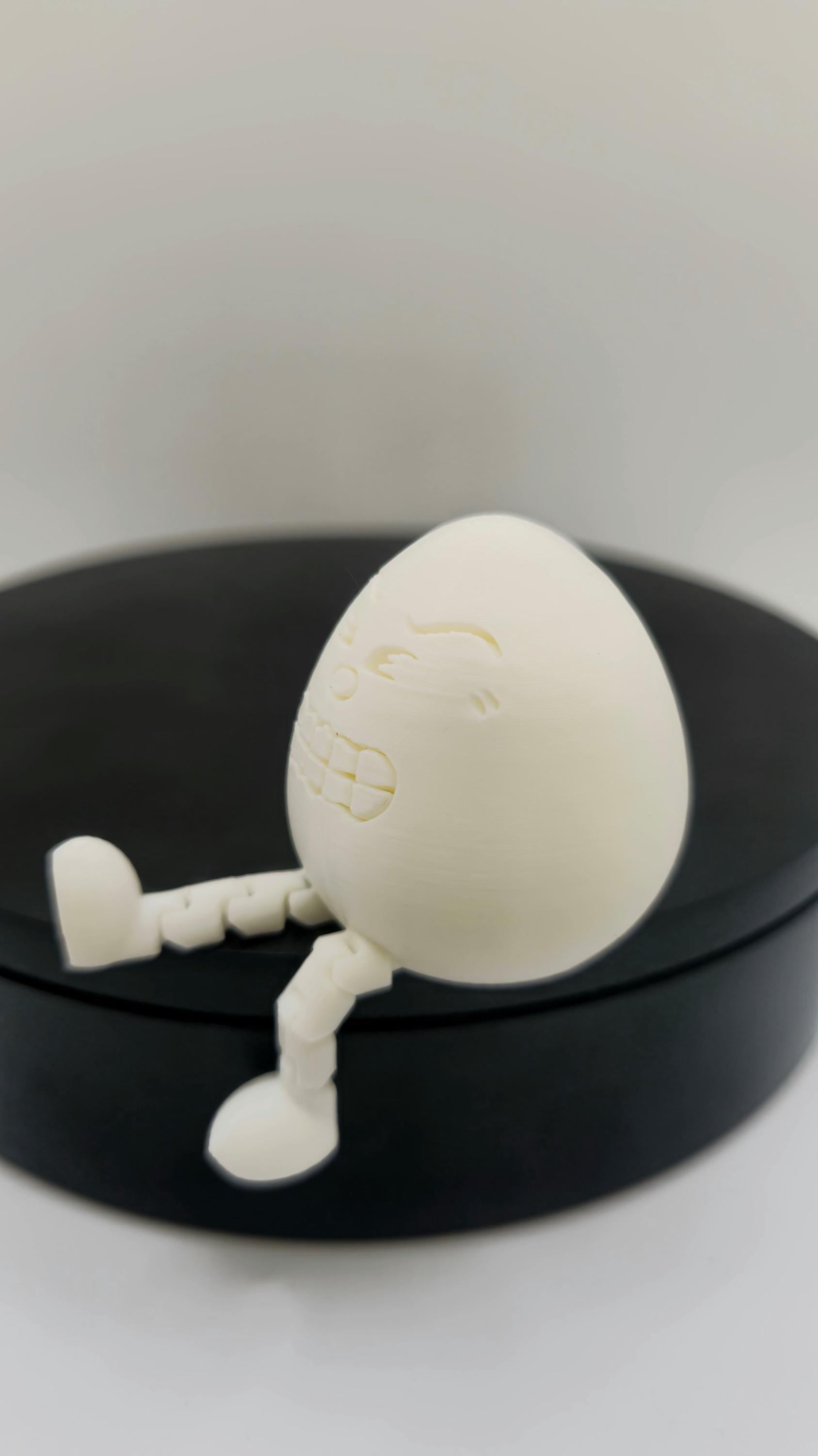 3D-Printed Angry Articulated Egg – Easter Decoration, Handcrafted PLA Figure