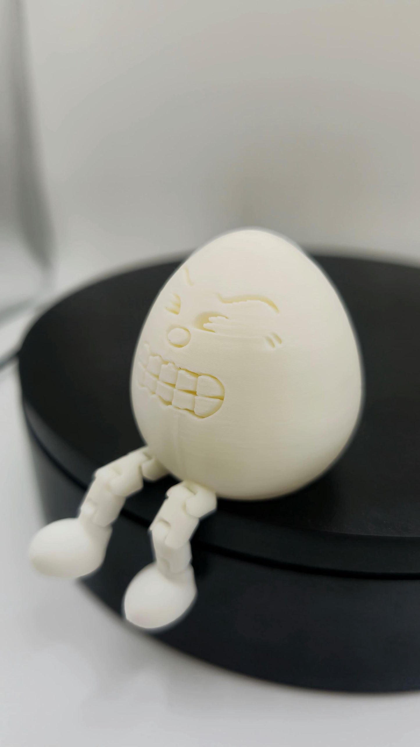 3D-Printed Angry Articulated Egg – Easter Decoration, Handcrafted PLA Figure